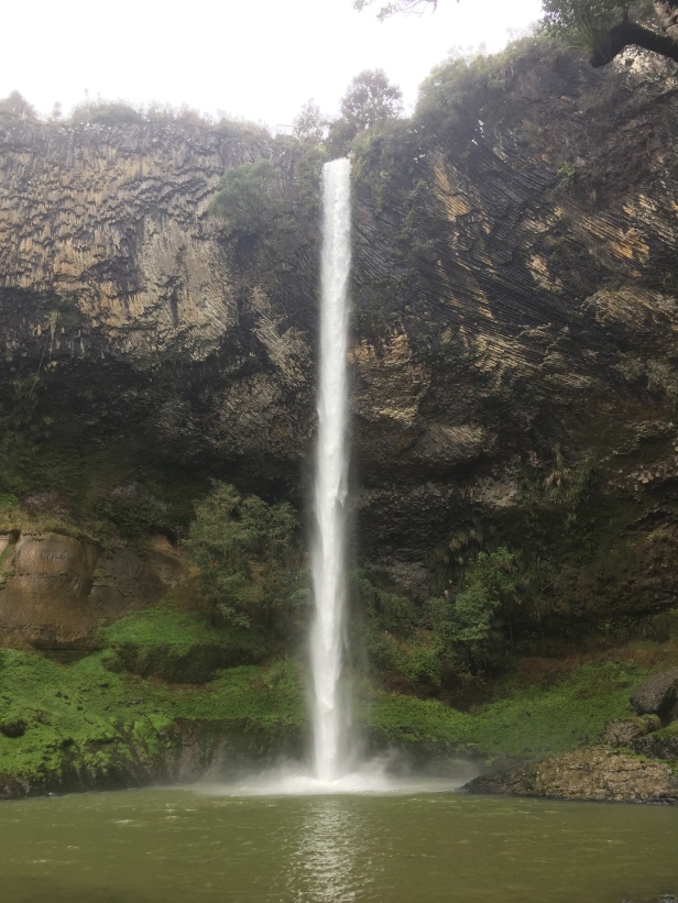 Wairēinga/Bridal Veil Falls ou Cachoeira Véu da Noiva em Raglan, na Nova Zelândia vista de baixo